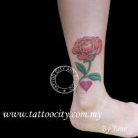 Tatuaje de una rosa y un corazón en el tobillo