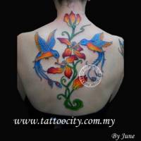 Tatuaje de dos colibríes en la espalda de una mujer
