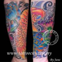 Tatuaje de una carpa y una flor de loto con algunas olas