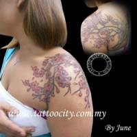 Tatuaje de una rama florida en el hombro