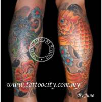 Tatuaje de una carpa en una pierna y flores bajo el agua en la otra