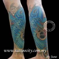 Tatuaje de una carpa subiendo entre olas por la pierna
