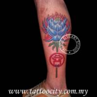 Tatuaje de una flor con un símbolo oriental