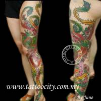 Tatuaje de un Fénix con las plumas abarcando toda la pierna de una chica