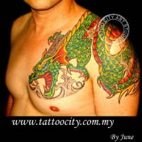 Tatuaje de un dragón en el hombro y pecho de un chico