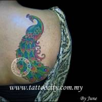 Tatuaje de un pavo real en la espalda de una chica