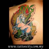 Tatuaje de un unicornio entre cañas de bambú