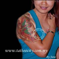Tatuaje de una chica con un fénix en el brazo