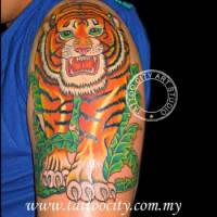 Tatuaje de un tigre en el brazo
