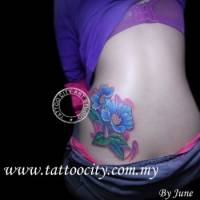 Tatuaje de unas flores en la cintura de una chica