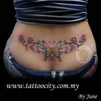 Tatuaje de una mariposa con tribales encima del culo de una chica