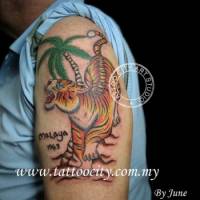 Tatuaje de un tigre bajo una palmera
