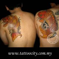 Tatuaje de una carpa japonesa en la espalda