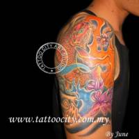 Tatuaje de una carpa entre olas y flores