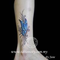 Tatuaje de una mariposa y algunas líneas en el pie