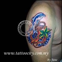 Tatuaje de un delfin, un ancla y una estrella