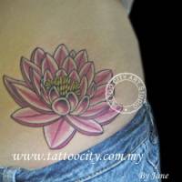 Tatuaje de una flor de loto en los riñones