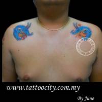 Tatuaje de dos golondrinas de dibujos en cada hombro