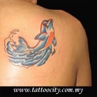 Tatuaje de un delfín saltando
