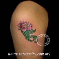 Tatuaje de una flor con un par de hojas