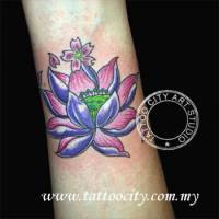 Tatuaje de una flor de loto con una pequeña flor