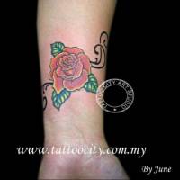 Tatuaje de una flor con tres hojas y algunas líneas