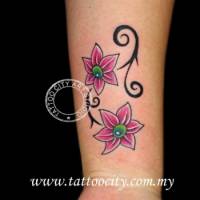 Tatuaje de dos flores con algunas líneas