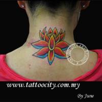 Tatuaje de una flor de loto en la nuca de una chica