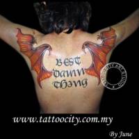 Tatuaje  de dos alas de demonio y una frase
