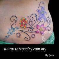 Tatuaje de flores y estrellas en la cintura de una chica