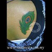 Tatuaje de una pluma de pavo real