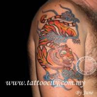 Tatuaje de un tigre entre humo con nombres