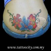Tatuaje de unas flores encima del culo de una mujer