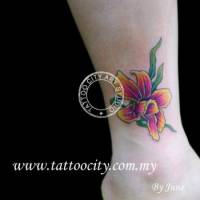Tatuaje de una flor pequeña en el tobillo