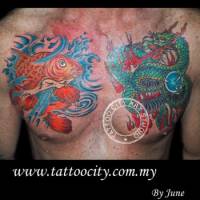 Tatuaje en el pecho de una carpa a un lado y un dragón al otro