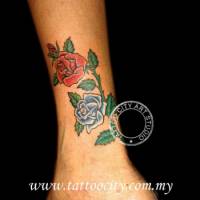 Tatuaje de una rama con rosas y hojas