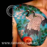Tatuaje de dos cigüeñas entre ramas de arbol