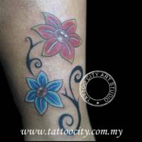 Tatuaje de dos flores en una rama tribal