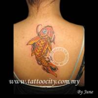 Tatuaje de una carpa en la columna de una mujer