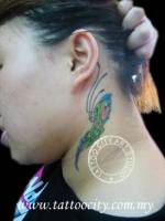 Tatuaje de algo en el cuello