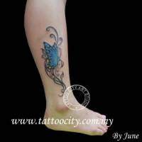 Tatuaje de una mariposa con una planta de pocas lineas