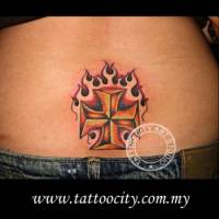 Tatuaje de una cruz con fuego detrás