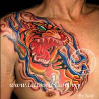 Tatuaje de un tigre en el pecho de un hombre