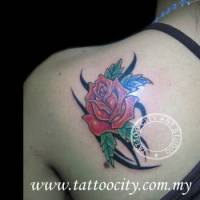 Tatuaje de una flor en un tribal
