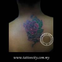 Tatuaje de una rosa rodeada por una etiqueta con dos nombres