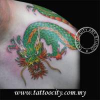 Tatuaje de un dragón por el hombro
