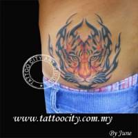 Tatuaje de un tigre dentro de un tribal en forma de fuego