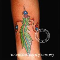 Tatuaje de un brazalete de pluma india