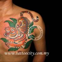 Tatuaje de un tigre pasando por encima de grandes plantas