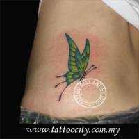 Tatuaje de una mariposa en la cintura de una chica